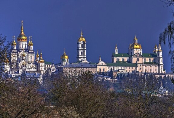 Киевские власти взяли в осаду Почаевскую Лавру